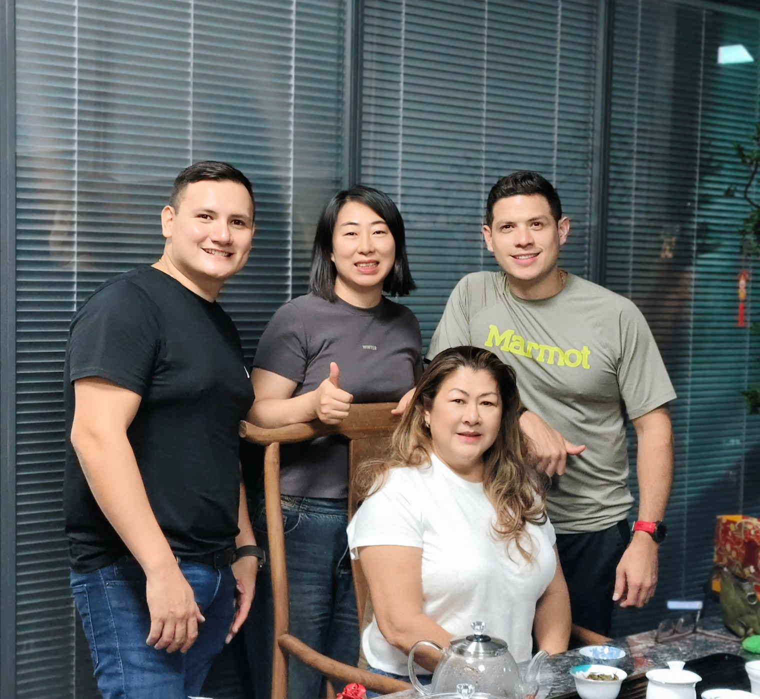 Reunión de té con socios y proveedores en China — Money Bridge